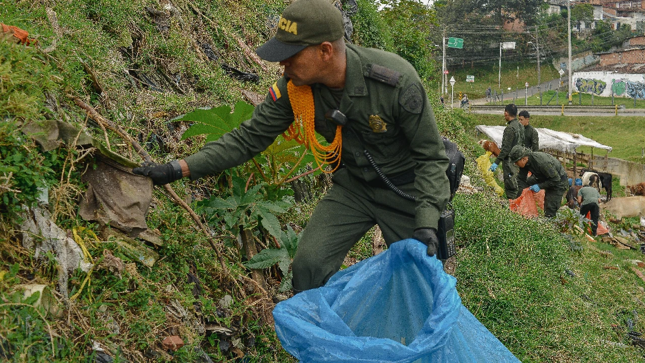 jornada-limpieza-rionegro-policia-ambiental-policia-agua2
