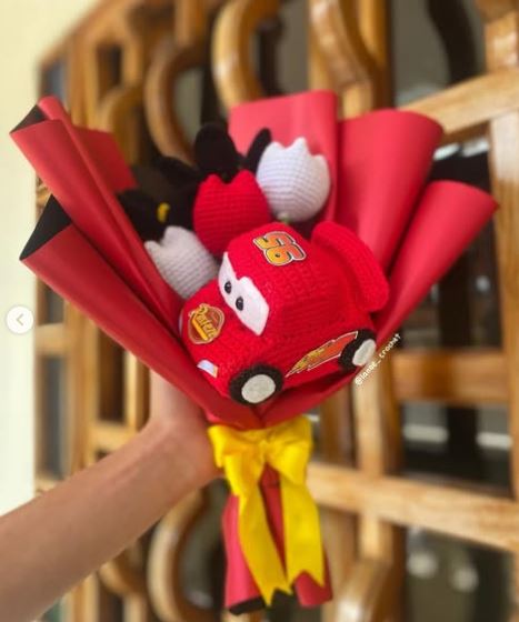 Dos jóvenes yarumaleños combinan el ciclismo con el arte y la magia del crochet 1 lane cars