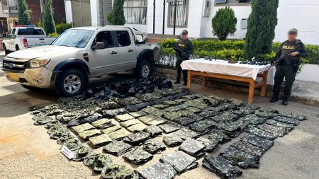 Luego de una confrontación armada, Policía incautó más de 160 elementos de intendencia abandonados en una camioneta en Hispania material-belico-uniformes-fuerza-publica-incautados-hispania