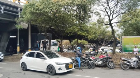 Impactante choque: moto quedó atrapada bajo un camión en la Avenida Regional