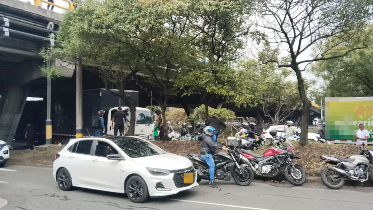 Impactante choque: moto quedó atrapada bajo un camión en la Avenida Regional Impactante choque: moto quedó atrapada bajo un camión en la Avenida Regional