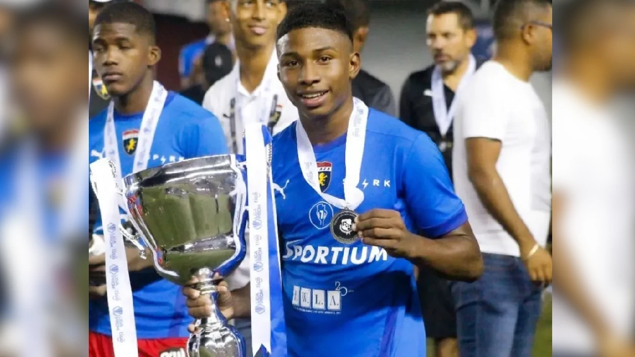 nuevo-jugador-envigado-extremo-panameño3