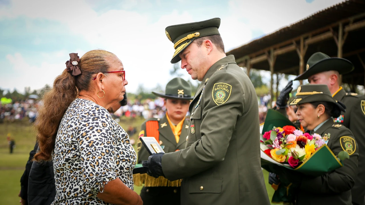 nuevos-policias-graduados-colombia