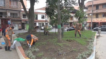 presos limpian parque en itagui