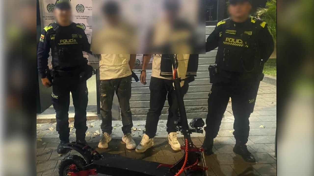 Robaron una patineta, intentaron huir por el carril del Metroplús pero un policía se colgó de una de las puertas y los capturó recuperan-patineta-robada-belen-ladrones-huian-carril-metroplus