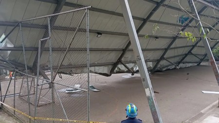 ¡Qué susto! Colapsó el techo de una Placa Deportiva en Envigado