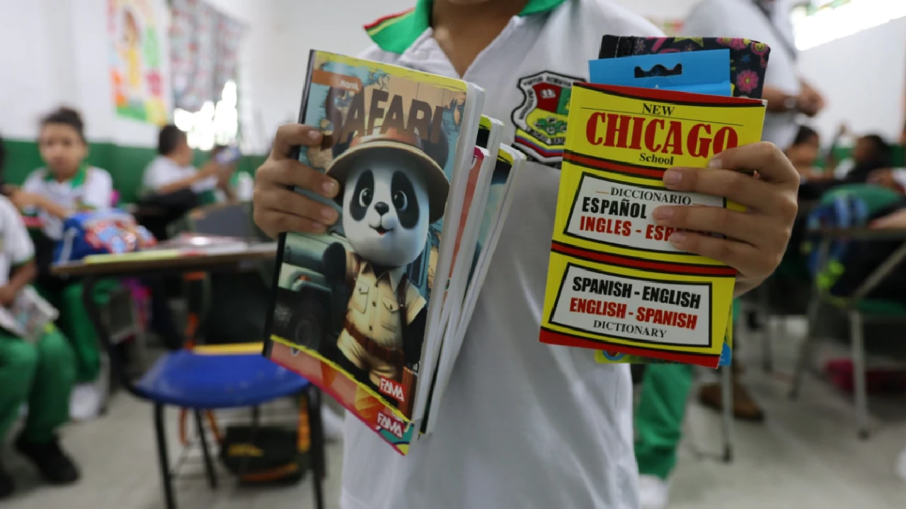 En Antioquia y Caldas, 7.500 estudiantes fueron beneficiados por parte de empresa minera con kits escolares 3 utiles-escolares.empresa-minera-arismining-obsequia-estudiantes