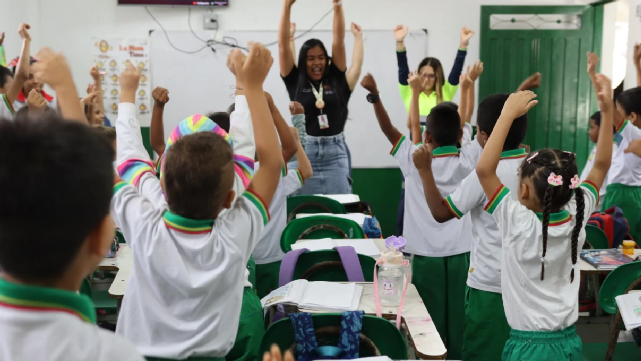 En Antioquia y Caldas, 7.500 estudiantes fueron beneficiados por parte de empresa minera con kits escolares 1 utiles-escolares.empresa-minera-arismining-obsequia-estudiantes1