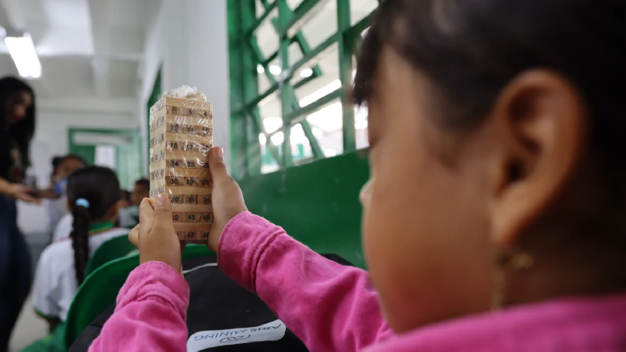 En Antioquia y Caldas, 7.500 estudiantes fueron beneficiados por parte de empresa minera con kits escolares 4 utiles-escolares.empresa-minera-arismining-obsequia-estudiantes2