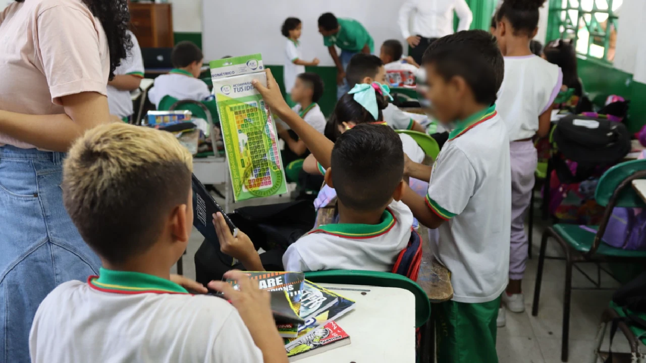 En Antioquia y Caldas, 7.500 estudiantes fueron beneficiados por parte de empresa minera con kits escolares utiles-escolares.empresa-minera-arismining-obsequia-estudiantes3