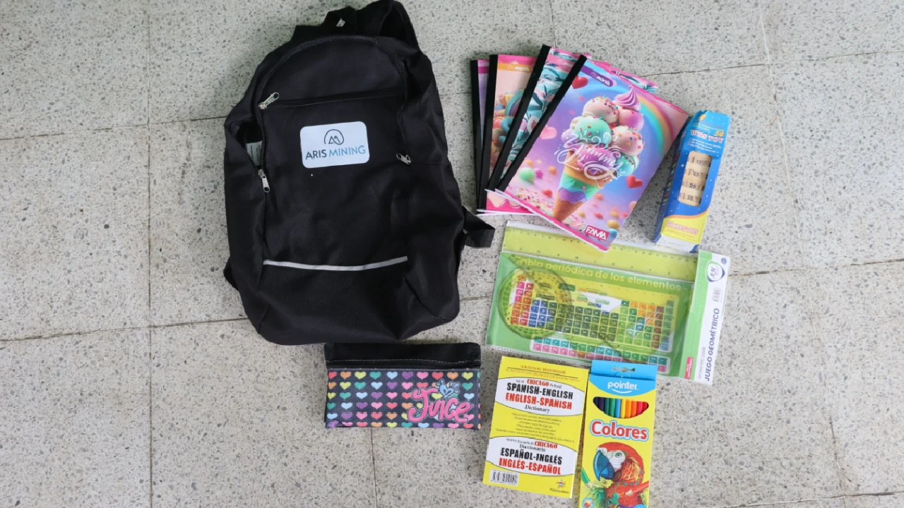 En Antioquia y Caldas, 7.500 estudiantes fueron beneficiados por parte de empresa minera con kits escolares 2 utiles-escolares.empresa-minera-arismining-obsequia-estudiantes4