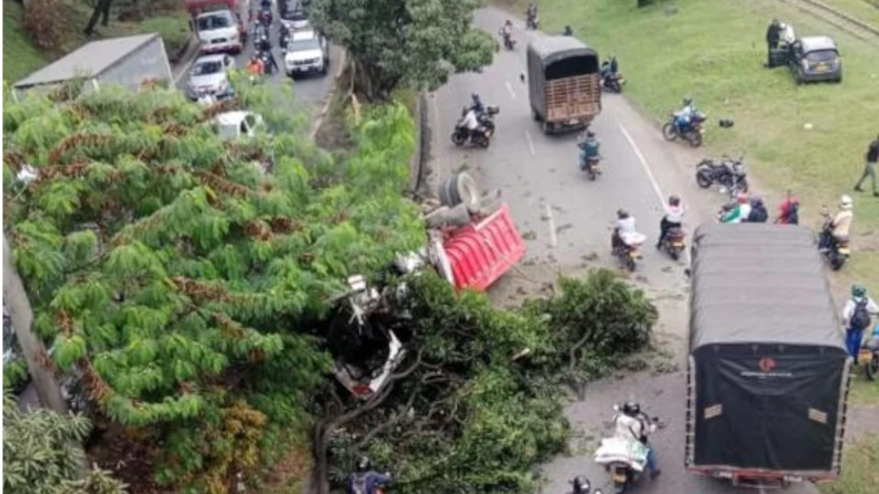 Fuerte accidente en la Regional a la altura de Tricentenario: volcamiento de volqueta genera caos accidente-avenida-regional-volqueta-febrero 26-2025