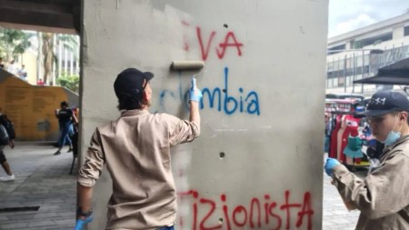 Alcaldía de Medellín limpia las paredes vandalizadas después de la protesta del 18M