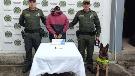 Capturan a dos hombres que transportaban sustancias ilegales en la autopista Medellín-Bogotá Capturan a dos hombres que transportaban sustancias ilegales en la autopista Medellín-Bogotá