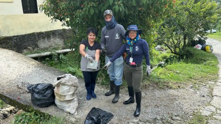 Comunidad y Alcaldía de La Estrella se unió para una jornada ambiental en el sector La Raya Comunidad y Alcaldía de La Estrella se unió para una Jornada Ambiental en el sector La Raya