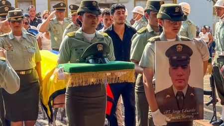 Ofrecen hasta $50 millones por información sobre los responsables del asesinato de dos policías