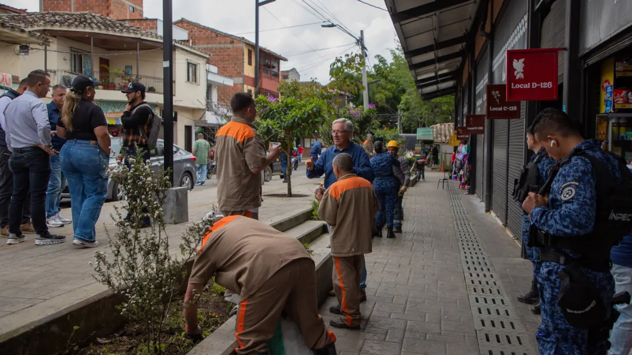 Personas privadas de la libertad en La Ceja continúan realizando labores de mantenimiento de zonas públicas