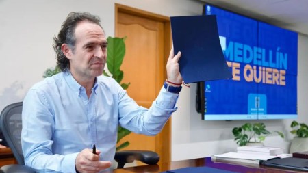 Alcalde de Medellín presenta Código Azul, una iniciativa social para prevenir la delincuencia juvenil