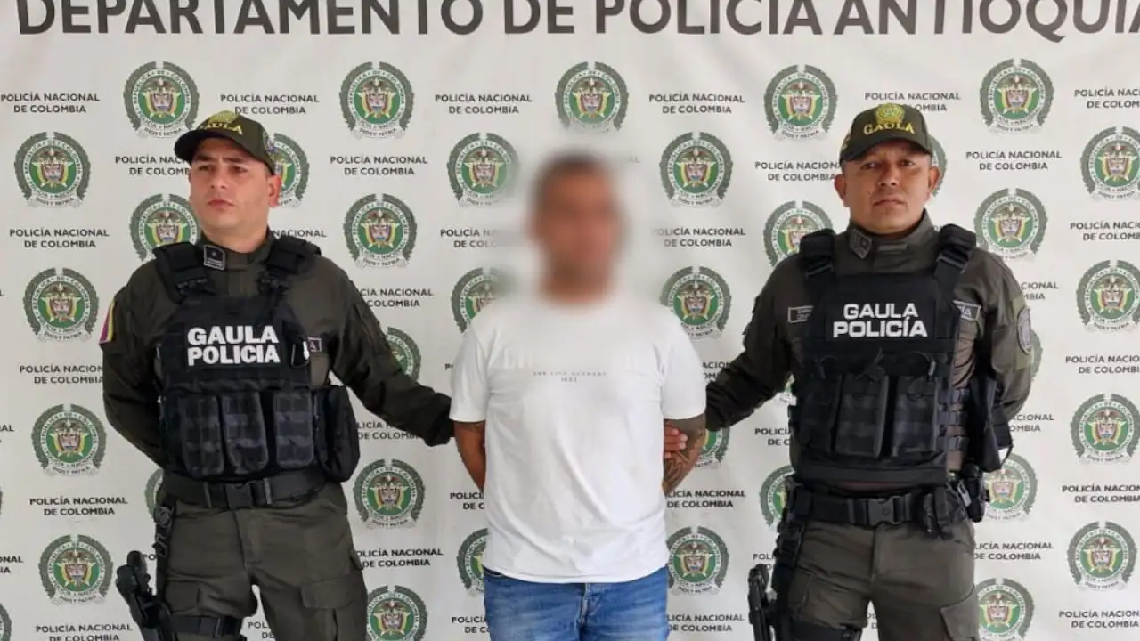 Capturan a dos presuntos extorsionistas en el Bajo Cauca; uno de ellos amenazaba a su exsuegra, una comerciante de la zona 2 Capturan a dos presuntos extorsionistas en el Bajo Cauca; uno de ellos amenazaba a su suegra, una comerciante de la zona