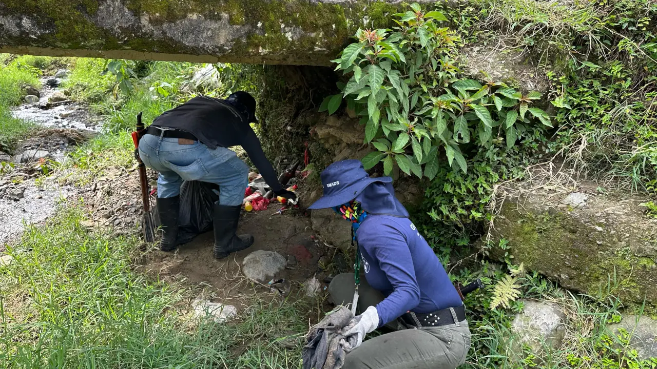 Comunidad y Alcaldía de La Estrella se unió para una jornada ambiental en el sector La Raya 2 Comunidad y Alcaldía de La Estrella se unió para una Jornada Ambiental en el sector La Raya