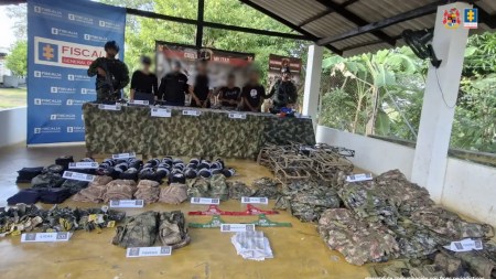 #Zaragoza A la cárcel dos hombres y una mujer que estarían protegiendo un depósito de armas del ‘Clan del Golfo’ Un operativo en zona rural de Zaragoza permitió la captura de tres personas señaladas de custodiar un arsenal de guerra. La Fiscalía General de la Nación presentó ante un juez a Carlos Andrés Plaza Simanca, Evelindo Antonio Díaz y Elizabeth del Carmen Negrete Pereira, quienes fueron enviados a prisión. La Fiscalía reveló que en el lugar fueron incautadas armas, explosivos, radios de comunicación y más de 5.000 cartuchos de diferentes calibres. También se hallaron detonadores, pólvora negra y material de propaganda de las Autodefensas Gaitanistas de Colombia. Ninguno de los capturados aceptó los cargos imputados.