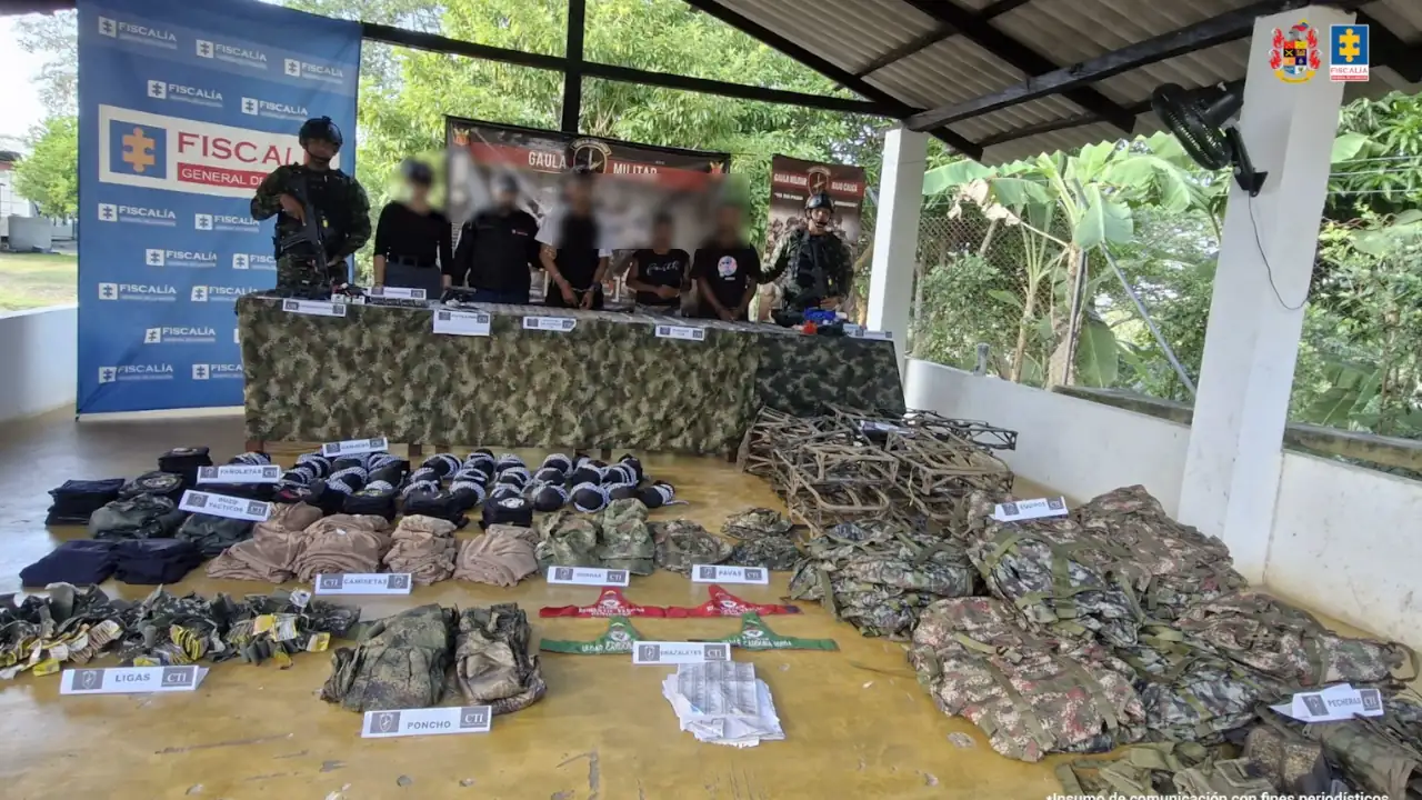 #Zaragoza A la cárcel dos hombres y una mujer que estarían protegiendo un depósito de armas del ‘Clan del Golfo’ Un operativo en zona rural de Zaragoza permitió la captura de tres personas señaladas de custodiar un arsenal de guerra. La Fiscalía General de la Nación presentó ante un juez a Carlos Andrés Plaza Simanca, Evelindo Antonio Díaz y Elizabeth del Carmen Negrete Pereira, quienes fueron enviados a prisión. La Fiscalía reveló que en el lugar fueron incautadas armas, explosivos, radios de comunicación y más de 5.000 cartuchos de diferentes calibres. También se hallaron detonadores, pólvora negra y material de propaganda de las Autodefensas Gaitanistas de Colombia. Ninguno de los capturados aceptó los cargos imputados.