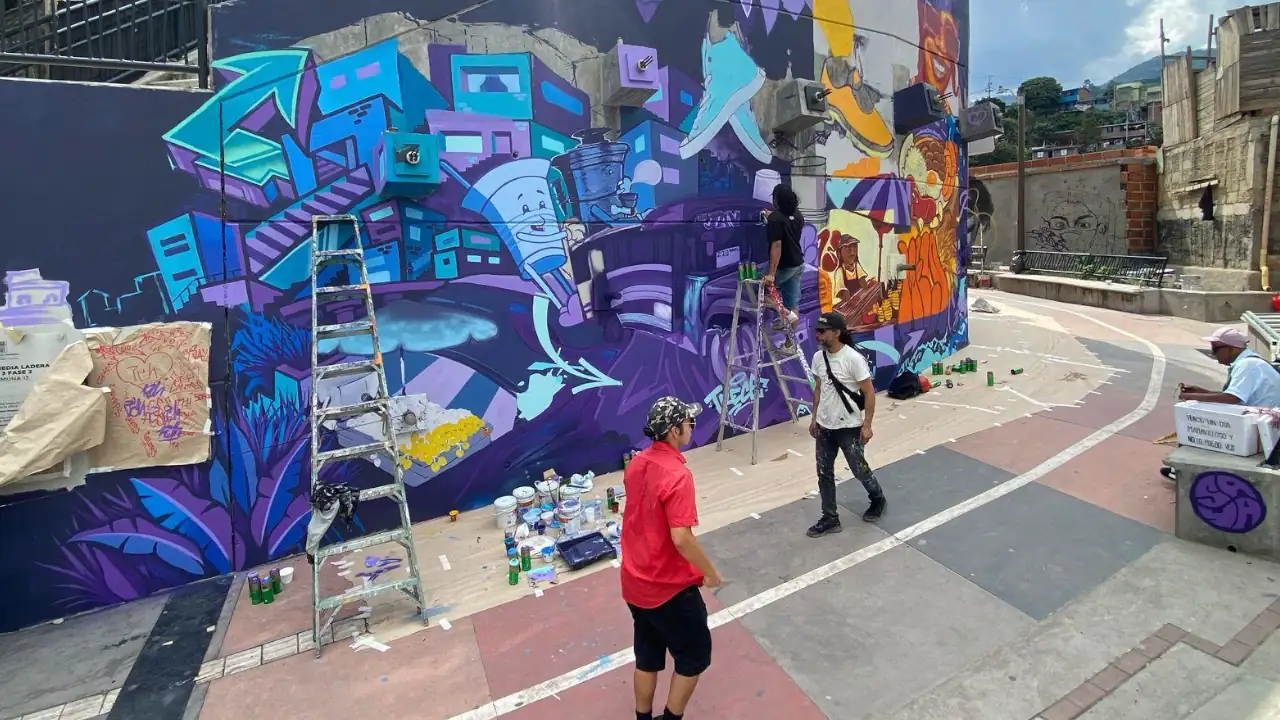 La Comuna 13 de Medellín estrena un mural de 370 metros cuadrados como símbolo de transformación