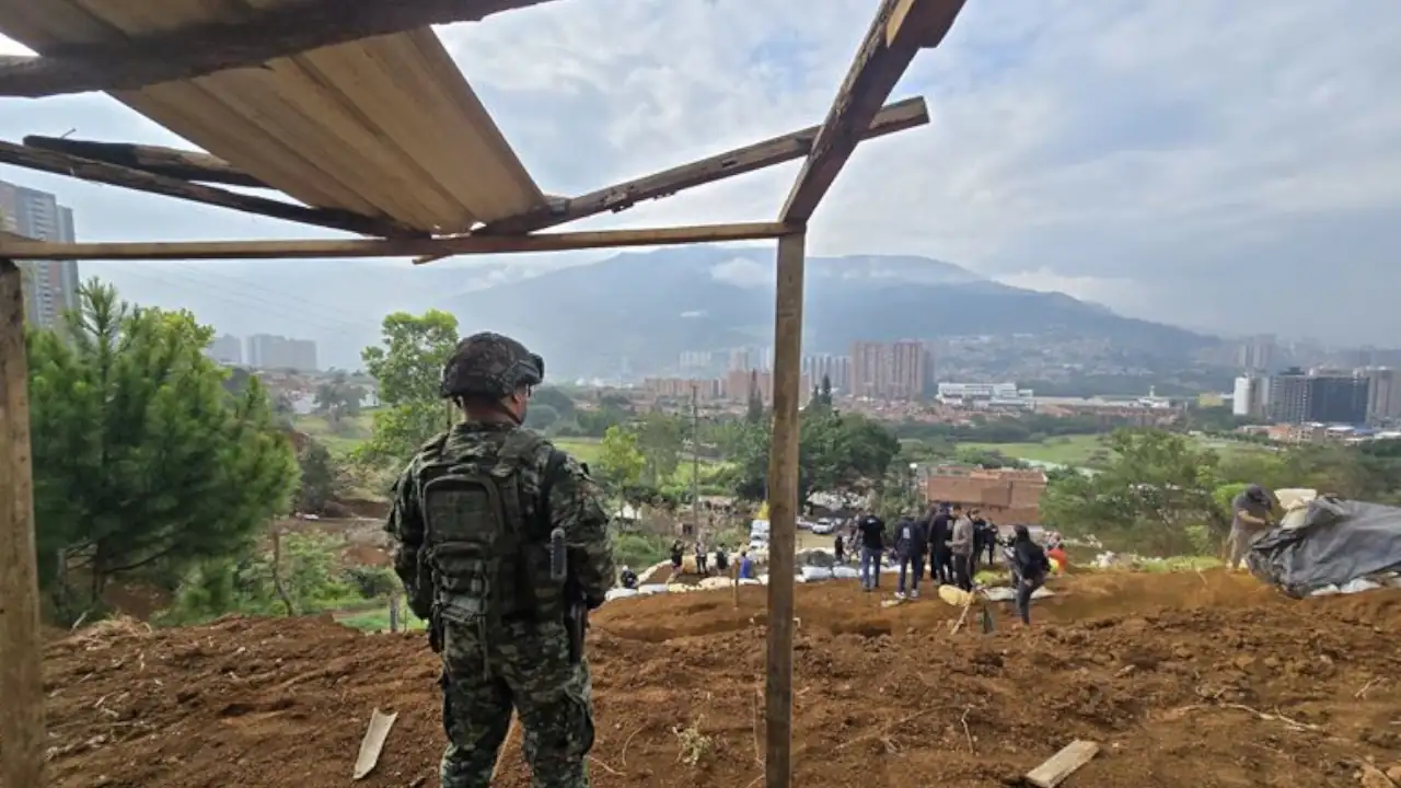 Policía y Alcaldía de Bello desmantelan loteo ilegal en Cerro Quitasol