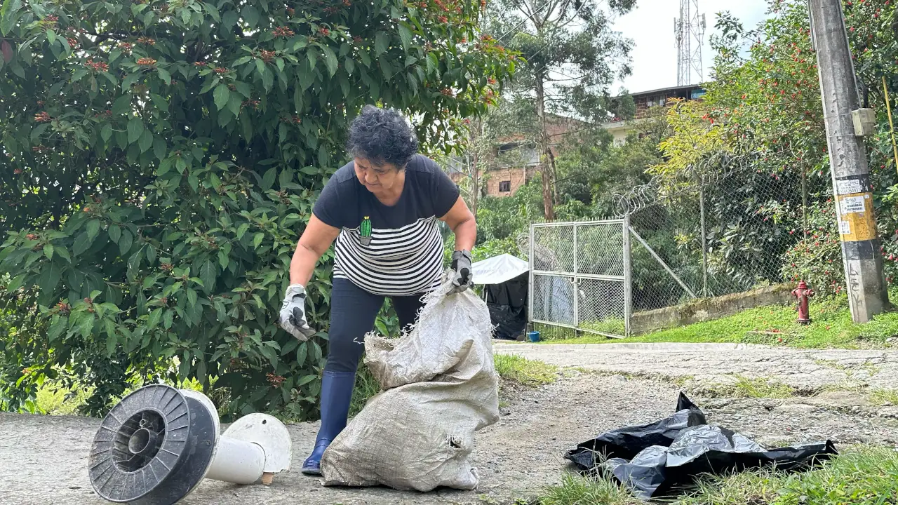 Comunidad y Alcaldía de La Estrella se unió para una jornada ambiental en el sector La Raya 1 Comunidad y Alcaldía de La Estrella se unió para una Jornada Ambiental en el sector La Raya
