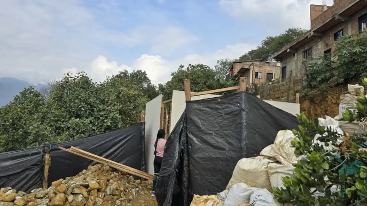 Policía y Alcaldía de Bello desmantelan loteo ilegal en Cerro Quitasol