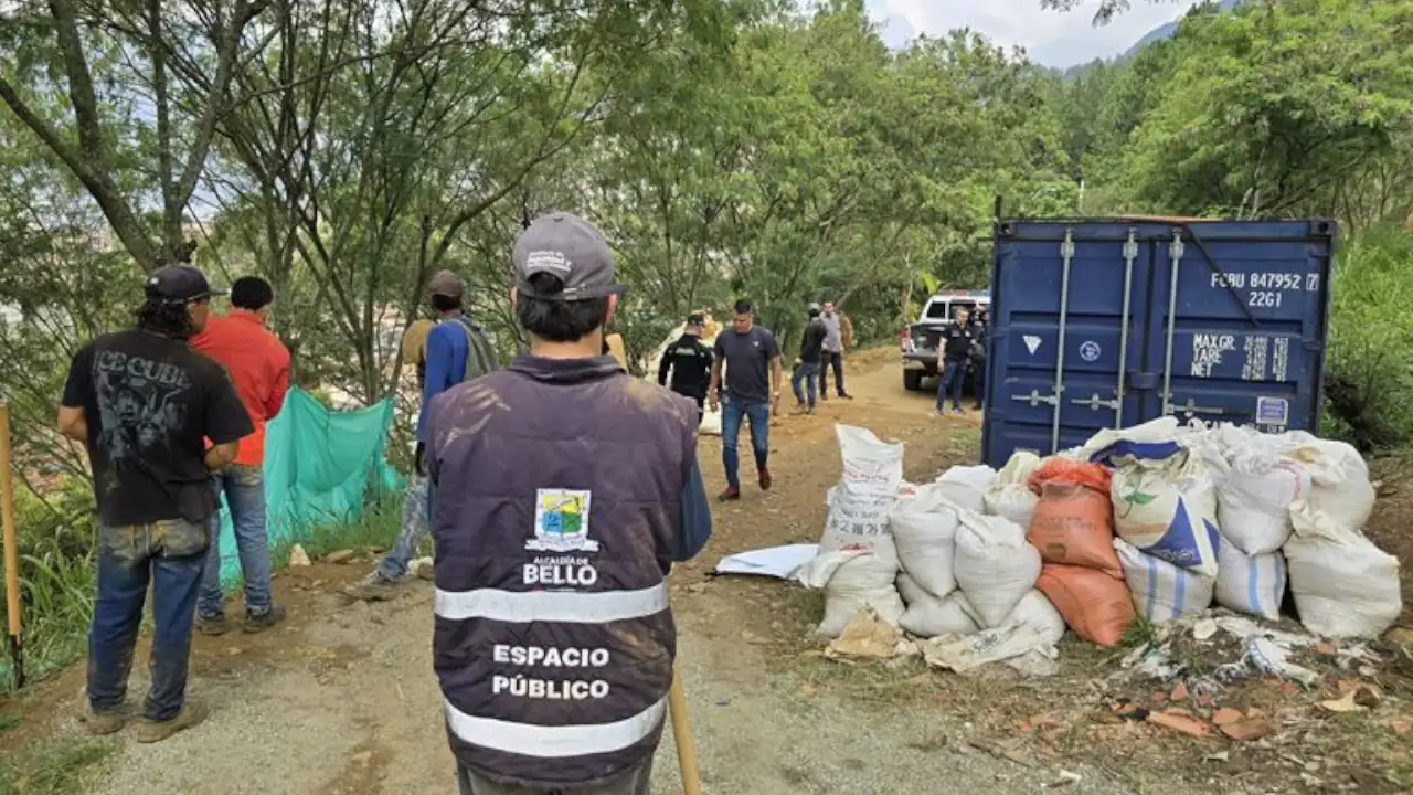 Policía y Alcaldía de Bello desmantelan loteo ilegal en Cerro Quitasol