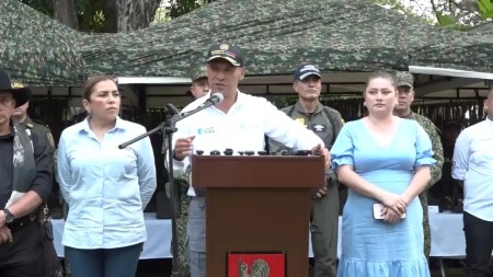 Autoridades ofrecen millonaria recompensa por información sobre alias ‘Iván Mordisco’