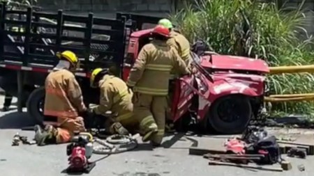 Conductor perdió el control y chocó contra una baranda en la Autopista Sur
