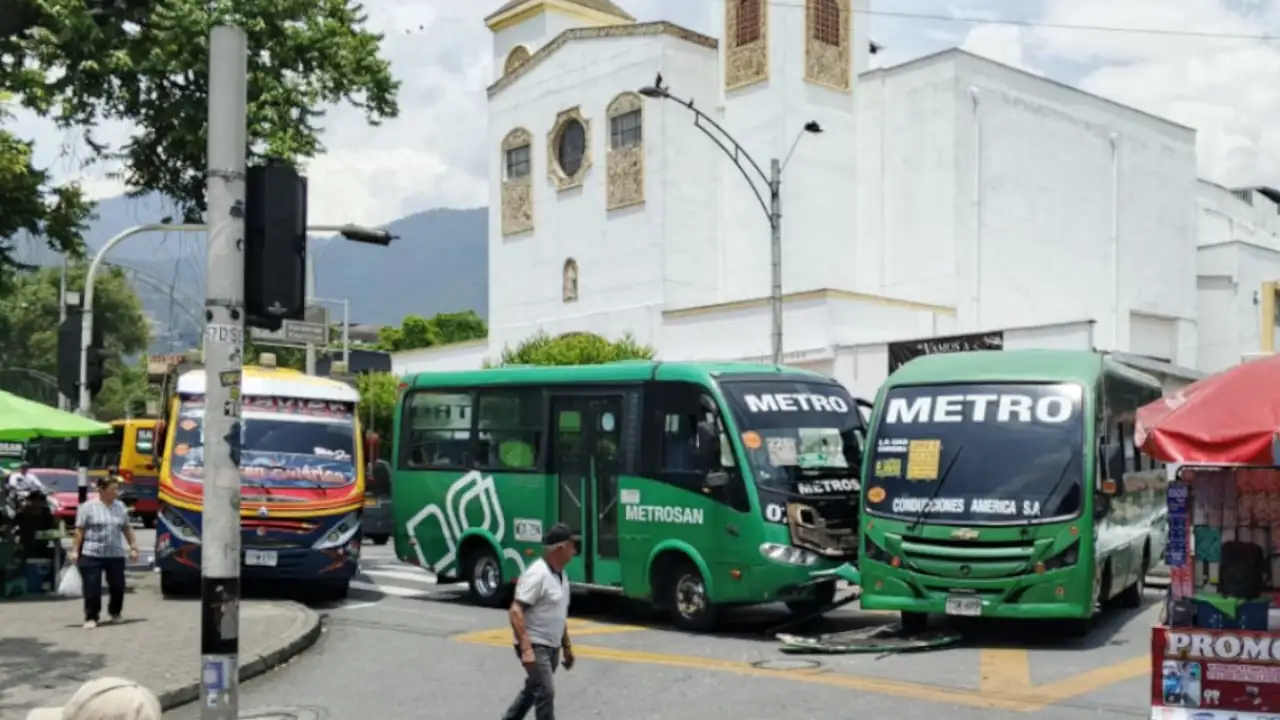 Dos buses chocaron en la comuna 13 de Medellín