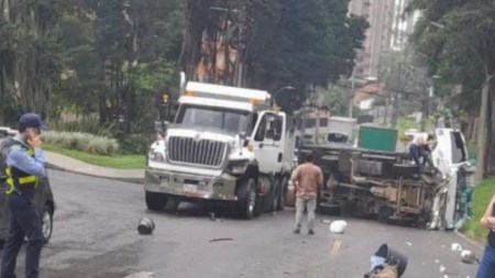 Furgón que se habría quedado sin frenos, chocó con un poste y otros tres vehículos en Sabaneta
