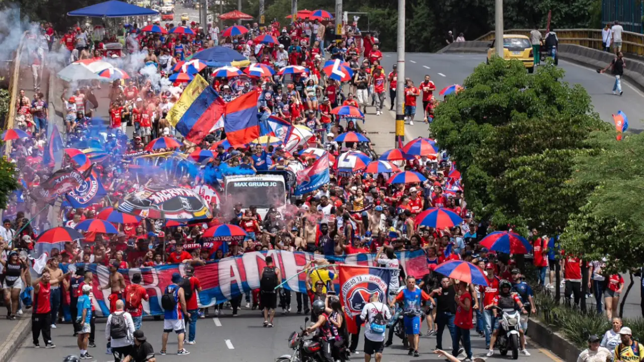 Hinchas del DIM avanzan rumbo al estadio Atanasio Girardot Hinchas del Medellín avanzan por la Av. Colombia rumbo al estadio Atanasio Girardot