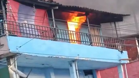 Incendio en el segundo piso de una vivienda fue controlado por Bomberos Medellín