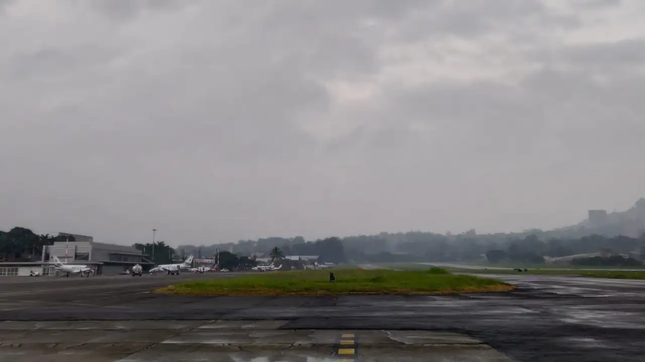 Tormenta eléctrica en Medellín genera cierres intermitentes en el aeropuerto Olaya Herrera