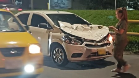 Un vehículo se accidentó en la Variante a Caldas y hay dos vacas en el suelo