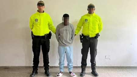 El hombre de 19 años estaba siendo buscado por robar a personas usando armas blancas