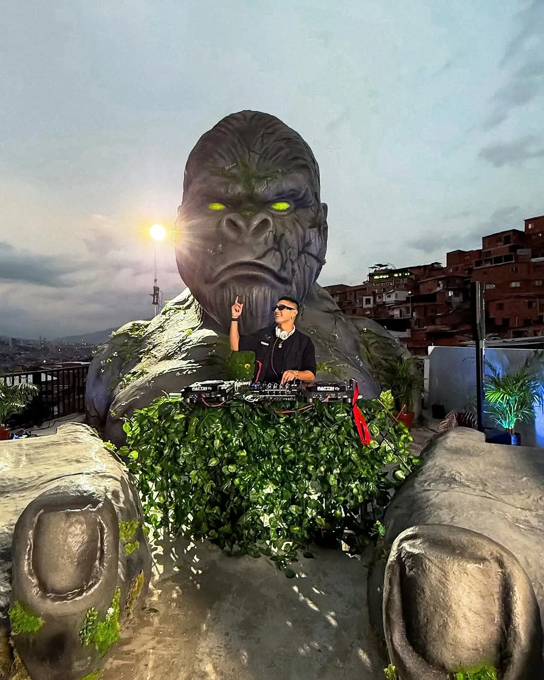 Música electrónica y arte: DJ Marco Acevedo presenta set en la Comuna 13 de Medellín