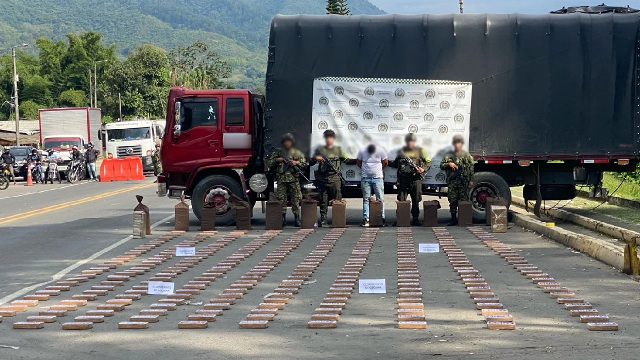 Incautan 476 Kilos de cocaína que iban ocultos en bultos de papa en un camión en el Cauca 3 droga-hallada-bultos-papa-cauca