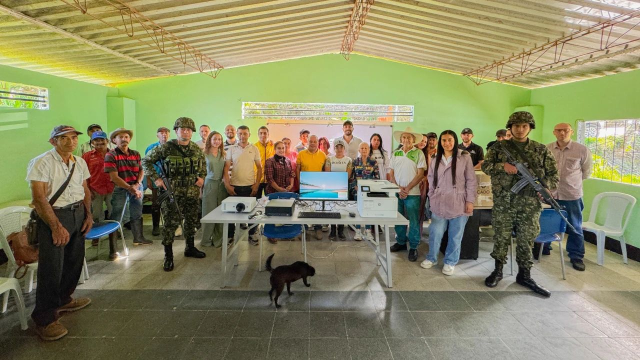 Sonsón impulsa la digitalización de las Juntas de Acción Comunal con nuevos equipos tecnológicos 1 entrega-dotacion-tecnologica-jac-sonson