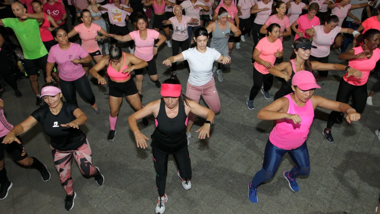 Participe en el Día Rosa: movimiento y solidaridad en la Unidad Deportiva Atanasio Girardot para concientizar sobre el cáncer fiesta rosa