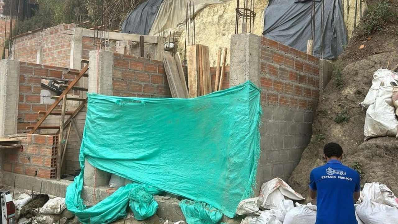 Funcionarios de la Alcaldía de Itagüí fueron agredidos durante operativo de demolición de construcción ilegal itagui 3