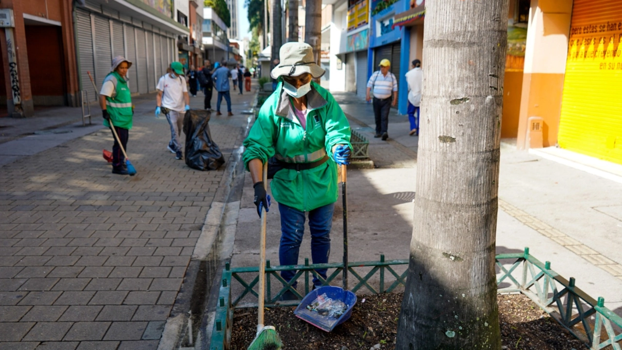 ¡Qué belleza ser de Medellín! Comunidad y empresas transformaron el Pasaje Junín y el Parque Bolívar para Semana Santa limpieza-parque-bolivar-pasaje-junin-medellin