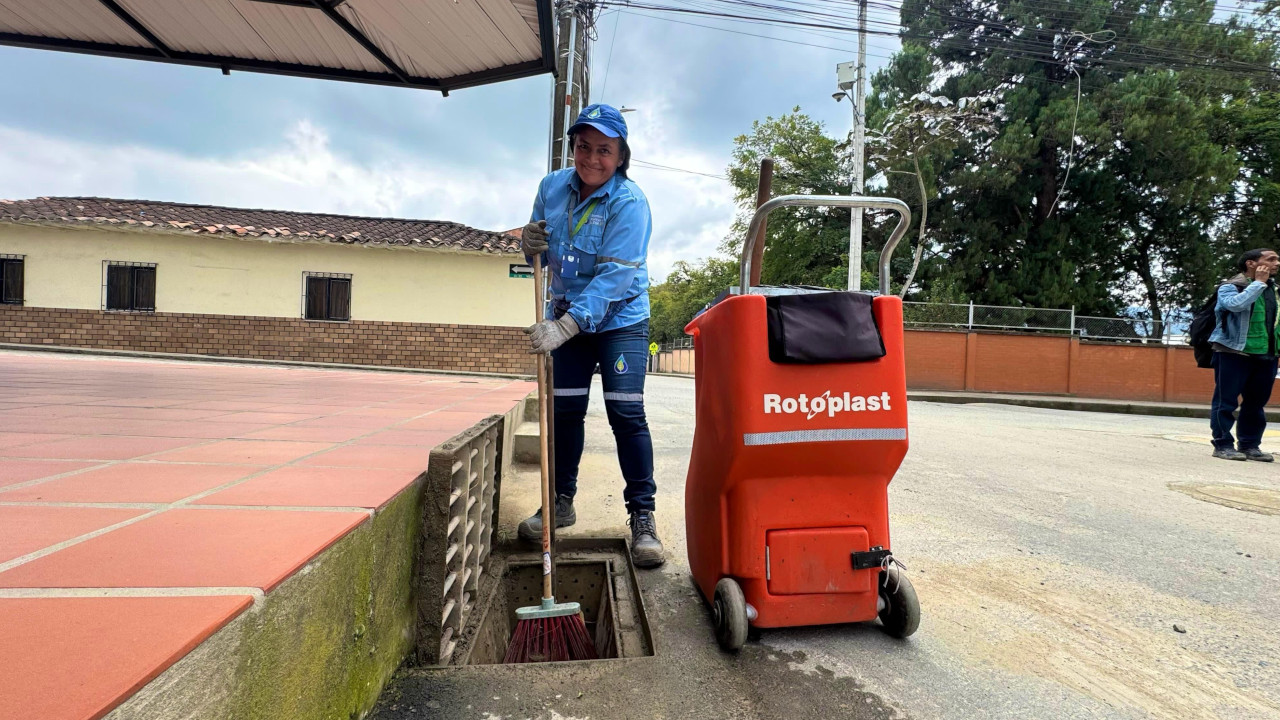 En La Ceja hacen limpieza de sumideros para evitar inundaciones, algunos de ellos tienen desechos de construcción limpieza-sumideros-municipio-laceja-inundaciones
