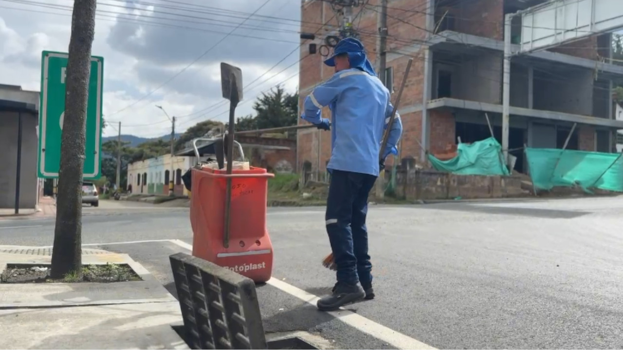 En La Ceja hacen limpieza de sumideros para evitar inundaciones, algunos de ellos tienen desechos de construcción 3 limpieza-sumideros-municipio-laceja-inundaciones4