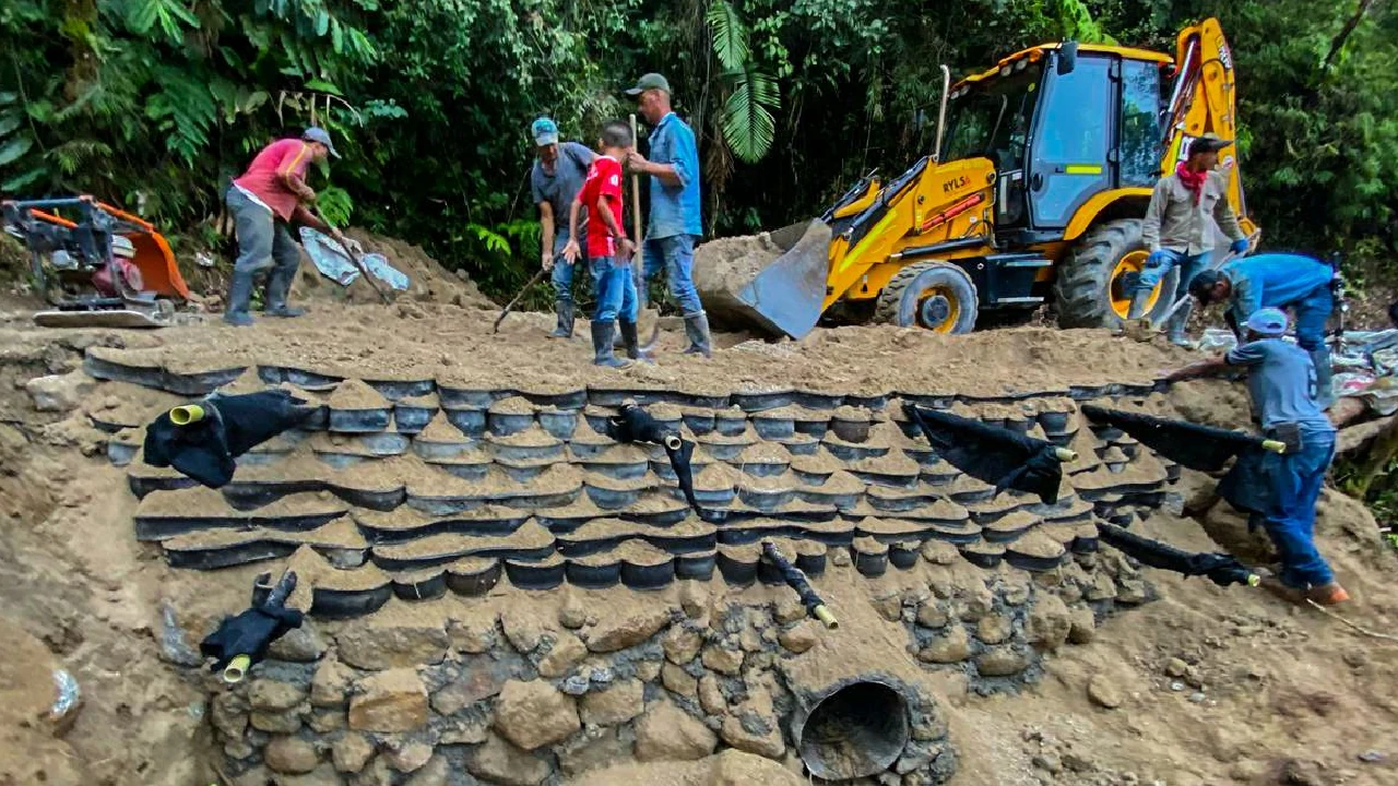llantas-usadas-implementadas-malla-vial-sonson-proyecto-sostenible