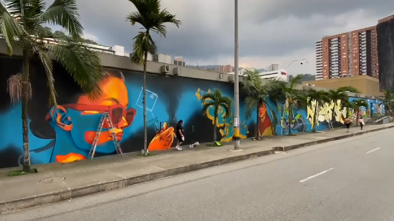 Artista finlandesa, junto a colectivos locales, pintaron uno de los murales más grande de la ciudad de Medellín 4 mural-medellin-artistas-locales-finlandia-centro-comercial-sandiego